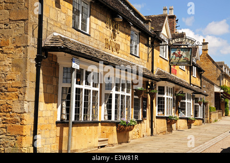 La Horse and Hound Public House le long de High Street, Broadway, Cotswolds, Worcestershire, Angleterre, Royaume-Uni, Europe de l'Ouest. Banque D'Images