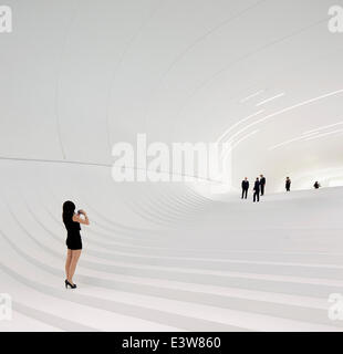 Heydar Aliev Centre Culturel, Baku, Azerbaïdjan. Architecte : Zaha Hadid Architects, 2013. Hall d'entrée avec escalier. Banque D'Images