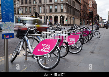 Vélos de transport verts avec marque ou slogan « People Make Glasgow » sur location de vélos, Glasgow, Écosse, Royaume-Uni Banque D'Images