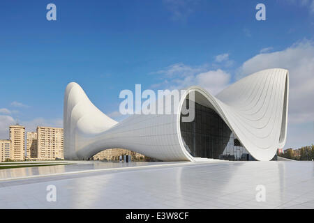 Heydar Aliev Centre Culturel, Baku, Azerbaïdjan. Architecte : Zaha Hadid Architects, 2013. L'altitude à partir de la place publique. Banque D'Images