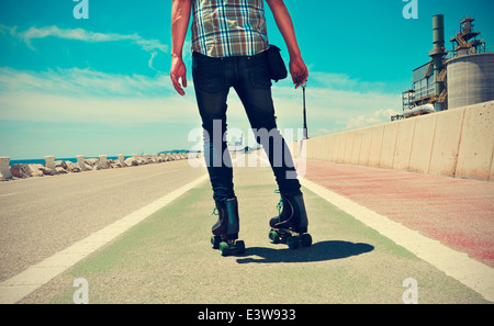 Un jeune homme de roller, avec un effet transformés Banque D'Images
