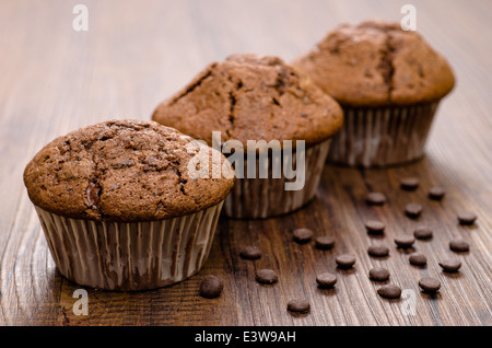 Close up de muffins au chocolat sur une planche en bois Banque D'Images
