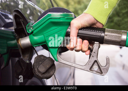 Remplissage du réservoir de main de voiture avec de l'essence Banque D'Images