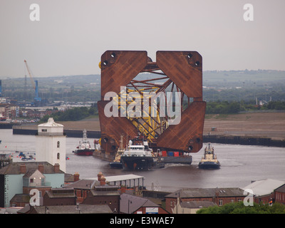 Navire de soutien de forage, Magnus avec trois remorqueurs remorquage superstructure plate-forme pétrolière vers l'entrée de la rivière Tyne. Banque D'Images