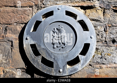 L'ours et le personnel de l'emblème du comté de Ragged dans un disque sur le mur, Warwick, Angleterre, Royaume-Uni. Banque D'Images