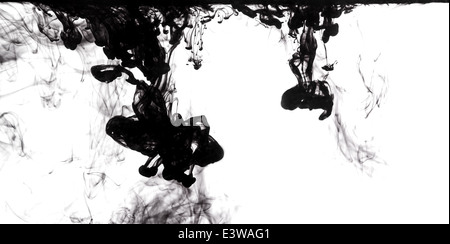 L'encre noire se dissolvant dans l'eau claire Banque D'Images