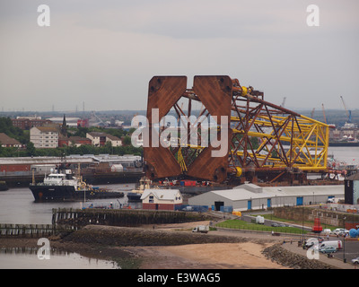 Navire de soutien de forage, Magnus avec trois remorqueurs remorquant oil rig superstructure vers l'entrée de la rivière Tyne. Banque D'Images