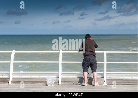 Un vacancier en crabe au large de la jetée de Cromer. Banque D'Images