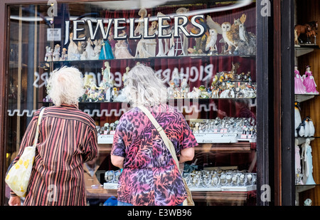 Deux femmes à la Boutique des Joailliers dans une fenêtre. Banque D'Images