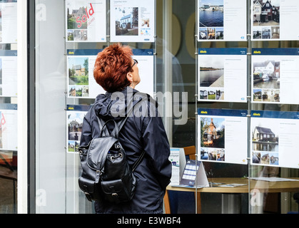 Une femme à la recherche dans une fenêtre d'agents. Banque D'Images