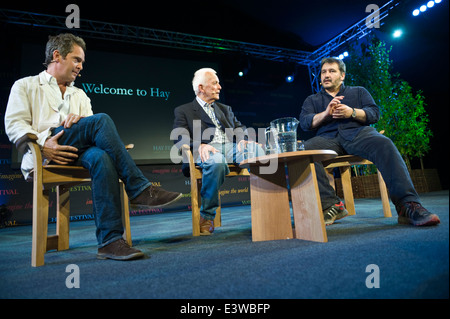 'Un Poète à New York" discussion sur la scène à l'Hay Festival 2014. (L-r) Tom Hollander, Andrew Davies & Peter Florence. Banque D'Images