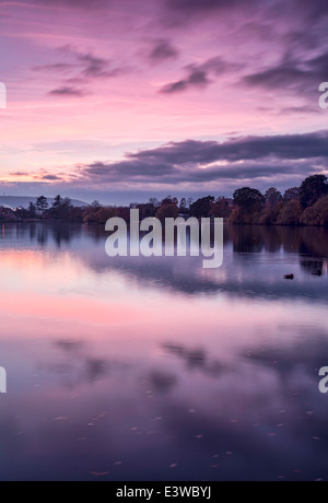 Crépuscule Heath lake à Petersfield, Hampshire, Royaume-Uni Banque D'Images