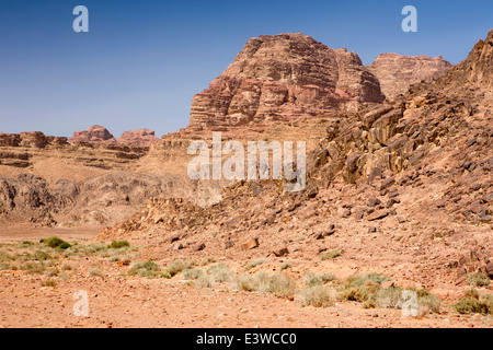 La Jordanie, Wadi Rum, désert rocheux érodé cliffs Banque D'Images