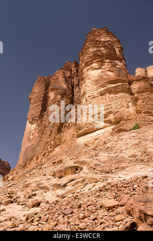 La Jordanie, Wadi Rum, désert rocheux érodé cliffs Banque D'Images