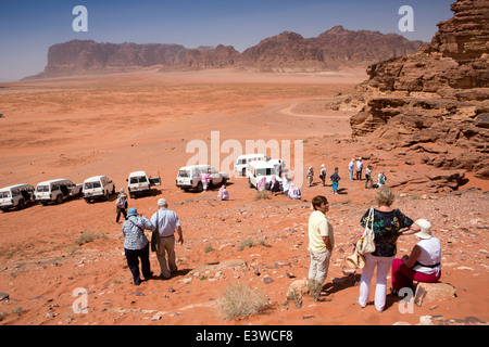 La Jordanie, Wadi Rum, les touristes en safari 4x4 entre les dunes de sable rouge Banque D'Images