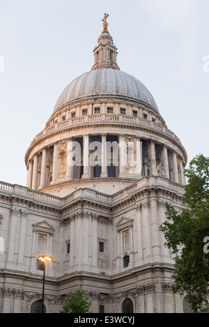 La Cathédrale St Paul situe au haut de Ludgate Hill dans la ville de Londres Banque D'Images