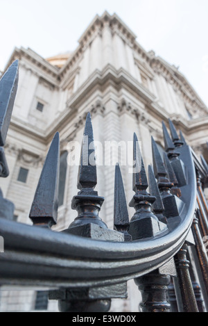 La Cathédrale St Paul situe au haut de Ludgate Hill dans la ville de Londres Banque D'Images