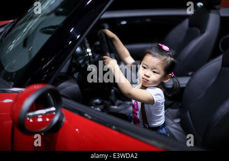 Dalian, province de Liaoning en Chine. 30 Juin, 2014. Un enfant joue dans une voiture exposée à la Chine (2014) l'industrie Auto Expo à Shenyang, capitale de la province du Liaoning en Chine du nord-est, le 30 juin 2014. Les 6 jours auto show terminé ici lundi. © Yao Jianfeng/Xinhua/Alamy Live News Banque D'Images