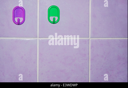 Deux crochets à serviette kitsch dans une salle de bains Banque D'Images