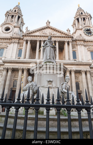 La Cathédrale St Paul situe au haut de Ludgate Hill dans la ville de Londres Banque D'Images