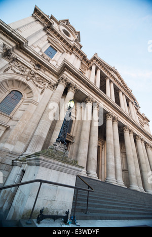 La Cathédrale St Paul situe au haut de Ludgate Hill dans la ville de Londres Banque D'Images