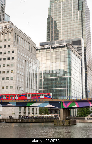 Canary Wharf est construit sur le site de l'Inde de l'Ouest dans les docks à l'Est de Londres. Il s'est développé en un centre commercial florissant et c Banque D'Images