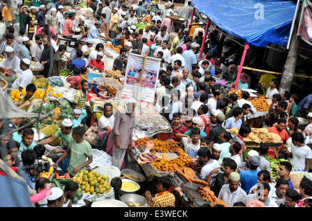 Dhaka, Bangladesh. 30 Juin, 2014. Les musulmans du Bangladesh acheter ifter, de la nourriture pour rompre le jeûne pendant le jour saint mois du Ramadan islamique, à un bazar traditionnel ifter à Dhaka, Bangladesh, le 30 juin 2014. Le Ramadan est le mois de jeûne musulman, pendant lequel les Musulmans s'abstenir de manger, boire, fumer du lever au coucher du soleil. Shariful Islam Crédit :/Xinhua/Alamy Live News Banque D'Images