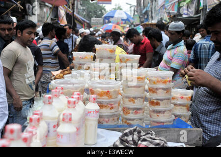 Dhaka, Bangladesh. 30 Juin, 2014. Les musulmans du Bangladesh acheter ifter, de la nourriture pour rompre le jeûne pendant le jour saint mois du Ramadan islamique, à un bazar traditionnel ifter à Dhaka, Bangladesh, le 30 juin 2014. Le Ramadan est le mois de jeûne musulman, pendant lequel les Musulmans s'abstenir de manger, boire, fumer du lever au coucher du soleil. Shariful Islam Crédit :/Xinhua/Alamy Live News Banque D'Images