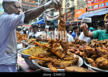 Dhaka, Bangladesh. 30 Juin, 2014. Les musulmans du Bangladesh acheter ifter, de la nourriture pour rompre le jeûne pendant le jour saint mois du Ramadan islamique, à un bazar traditionnel ifter à Dhaka, Bangladesh, le 30 juin 2014. Le Ramadan est le mois de jeûne musulman, pendant lequel les Musulmans s'abstenir de manger, boire, fumer du lever au coucher du soleil. Shariful Islam Crédit :/Xinhua/Alamy Live News Banque D'Images