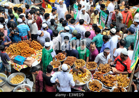 Dhaka, Bangladesh. 30 Juin, 2014. Les musulmans du Bangladesh acheter ifter, de la nourriture pour rompre le jeûne pendant le jour saint mois du Ramadan islamique, à un bazar traditionnel ifter à Dhaka, Bangladesh, le 30 juin 2014. Le Ramadan est le mois de jeûne musulman, pendant lequel les Musulmans s'abstenir de manger, boire, fumer du lever au coucher du soleil. Shariful Islam Crédit :/Xinhua/Alamy Live News Banque D'Images