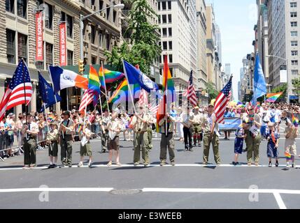 New York, NY, USA. 29 Juin, 2014. Les Boy Scouts d'Amérique présents pour Gay Pride Parade 2014, 5e Avenue, New York, NY, le 29 juin 2014. Credit : Derek Storm/Everett Collection/Alamy Live News Banque D'Images