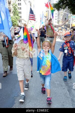 New York, NY, USA. 29 Juin, 2014. Les Boy Scouts d'Amérique présents pour Gay Pride Parade 2014, 5e Avenue, New York, NY, le 29 juin 2014. Credit : Derek Storm/Everett Collection/Alamy Live News Banque D'Images