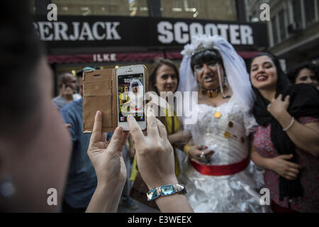 Istanbul, Turquie. 29 Juin, 2014. Une femme iranienne pose pour une photo avec une personne trans habillé comme une épouse au cours de la Gay Pride annuelle de mars à Istanbul le 29 juin 2014. La Turquie est le seul pays à majorité musulmane où les rencontres gay pride peut avoir lieu. Photo par Jodi Hilton/NurPhoto Crédit : Jodi Hilton/NurPhoto ZUMAPRESS.com/Alamy/Live News Banque D'Images