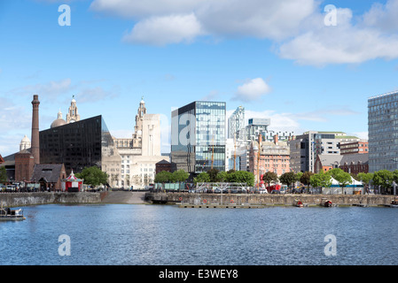 Grand angle sur Big Sky Liver Building à Liverpool Banque D'Images