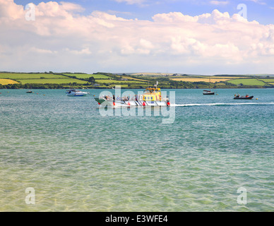 Le traversier de passagers Tor noir qui passe entre Padstow et Rock, s'approche du rivage à Rock Banque D'Images