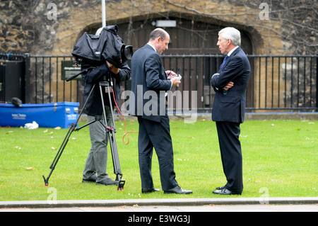 Jack Straw MP (Travail : Blackburn - ancien ministre de l'intérieur et étranger) interviewé par la BBC correspondant politique Nick Robinson Banque D'Images