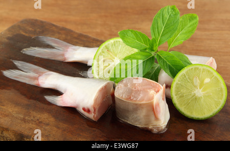 Rita fishes of Bangladesh avec Menthe et citron Banque D'Images