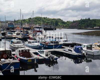 Les bateaux de plaisance amarrés dans le port de Stornoway, Isle Of Lewis Outer Hebrides Banque D'Images