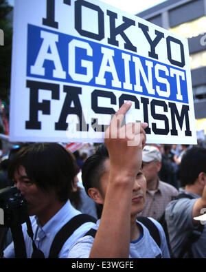 Tokyo, Japon. 30 Juin, 2014. Un manifestant est titulaire d'une bannière pendant un rassemblement pour protester contre la tentative d'exercer les droits de légitime défense collective en face de la résidence officielle du Premier ministre à Tokyo, Japon, le 30 juin 2014. Des milliers de personnes réunies ici japonais lundi, pour protester contre le premier ministre japonais Shinzo Abe cherche à permettre aux forces d'autodéfense japonaises (SDF) d'exercer les droits de légitime défense collective. Source : Xinhua/Alamy Live News Banque D'Images