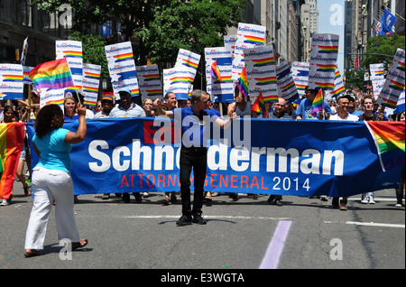 New York : New York State Attorney General Eric Schneiderman marcher avec ce groupe à la Gay Pride Parade 2014 Banque D'Images