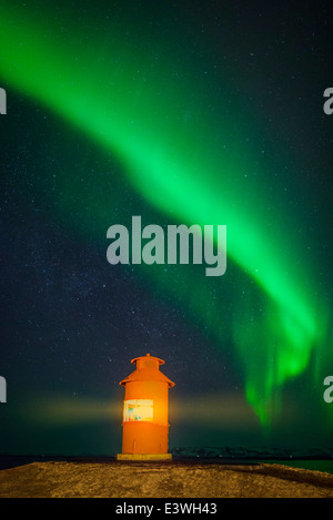 Phare avec Aurore boréale ou Northern Lights, de l'Islande Banque D'Images