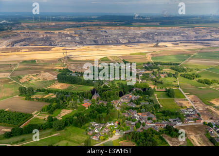 Vue aérienne, Borschmich district, district de Erkelenz abandonnés sur le bord de la surface de la mine Garzweiler, Bas-Rhin Banque D'Images