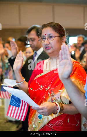 Sterling Heights, Michigan - Les immigrants sont assermentés à titre de nouveaux citoyens des États-Unis. Banque D'Images