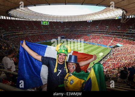 Brasilia, Brésil. 30 Juin, 2014. France's fans posent au cours d'une série de 16 match entre la France et le Nigeria de 2014 Coupe du Monde de la FIFA, à l'Estadio Nacional Stadium à Brasilia, Brésil, le 30 juin 2014. Credit : Liu Dawei/Xinhua/Alamy Live News Banque D'Images