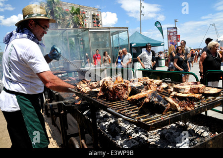 Man grilling poisson grillé dans la rue pour un événement Man grilling poisson grillé dans la rue pour un événement