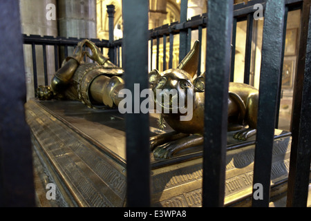 Bull dog français l'effigie d'Edward Black Prince tombe la Cathédrale de Canterbury Banque D'Images