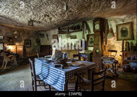 Intérieur de maison troglodyte des derniers habitants de la Grottes du Roc de Cazelle à Les Eyzies, Dordogne, Aquitaine, France Banque D'Images