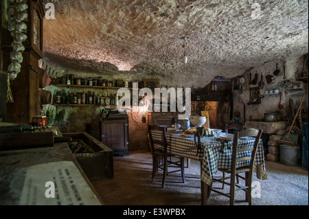 Intérieur de maison troglodyte des derniers habitants de la Grottes du Roc de Cazelle à Les Eyzies, Dordogne, Aquitaine, France Banque D'Images