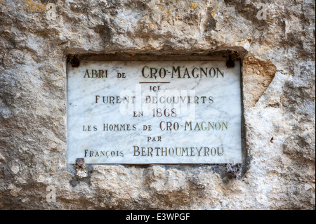 Plaque commémorant la découverte de Cro Magnon man par Berthoumeyrou, abri de Cro-Magnon, Les Eyzies-de-Côle, France Banque D'Images