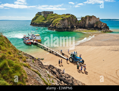 Des excursions en bateau à partir de sables bitumineux, Château St Catherines Island, Tenby, Pays de Galles. Banque D'Images